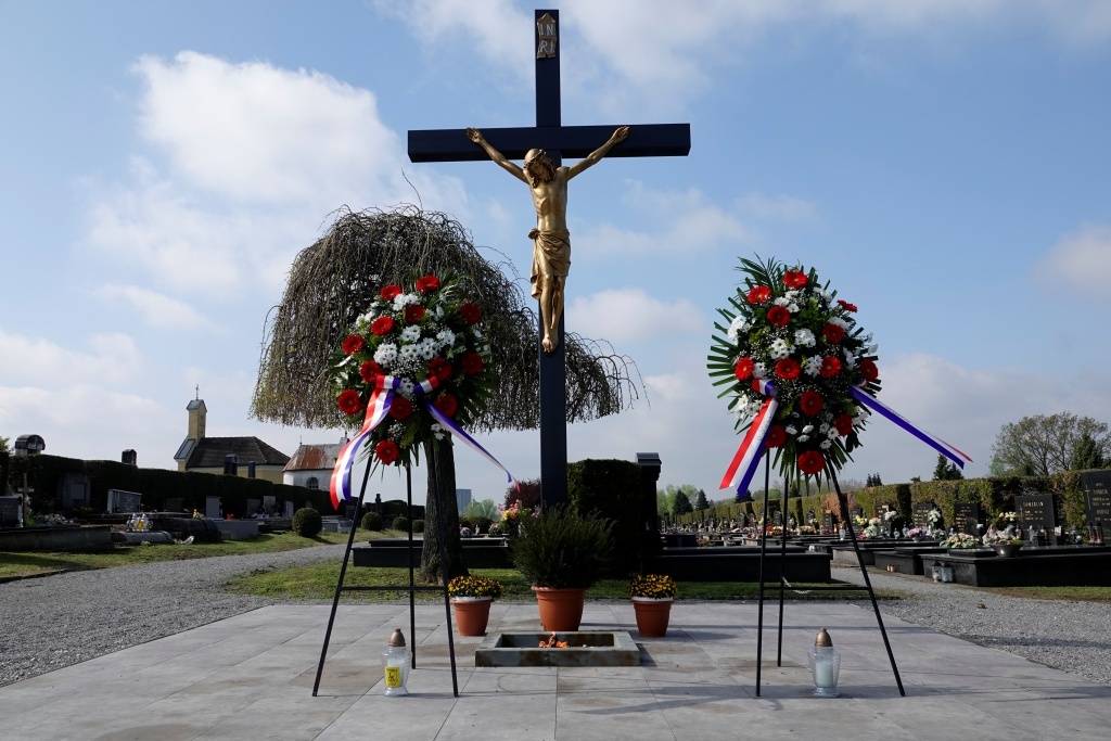 Spomen obilježje Križ života na đurđevačkom groblju