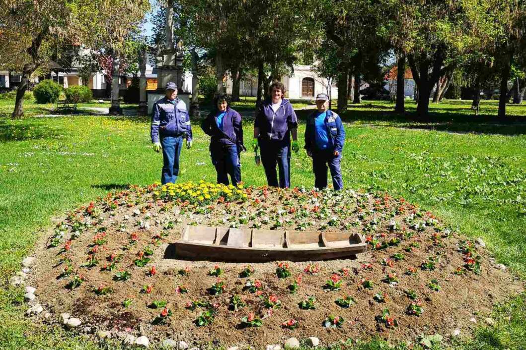 Zaposlenici Komunalca uredili cvjetnu gredicu u Legradu