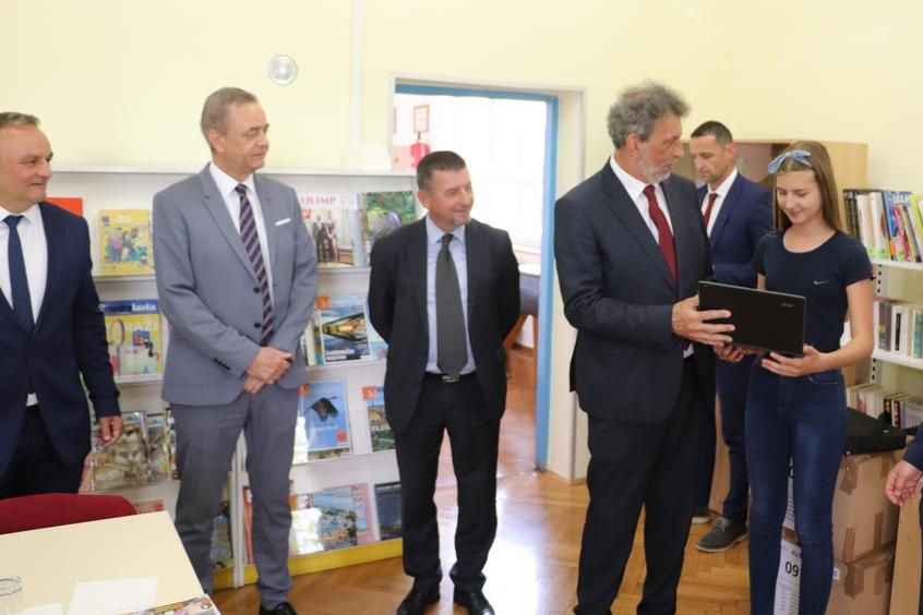 Ministarstvo znanosti i obrazovanja školarcima u Svetom Petru Orehovcu doniralo prijenosna računala