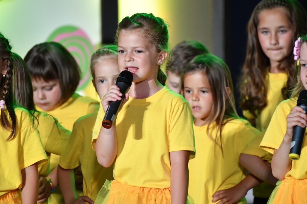 Djevojčica pjeva na festivaku Kukuriček