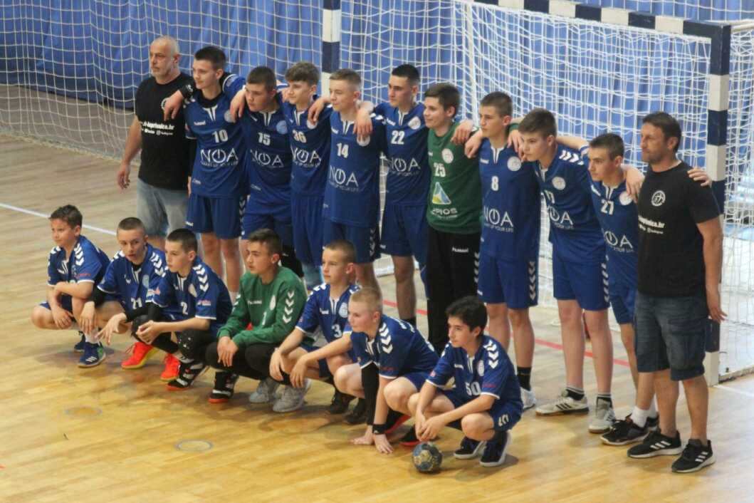 Mladi rukometaši Koprivnice (U-13) sa svojim trenerima na državnom prvenstvu