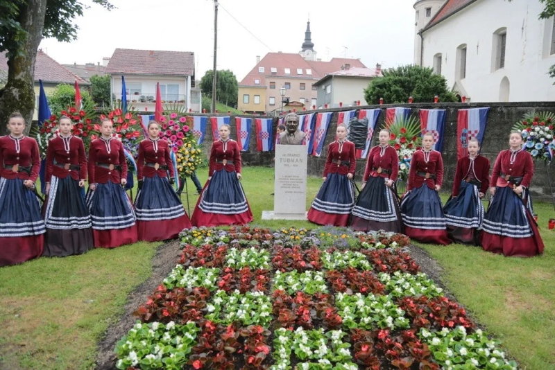 Spomenik dr. Tuđmanu u Križevcima