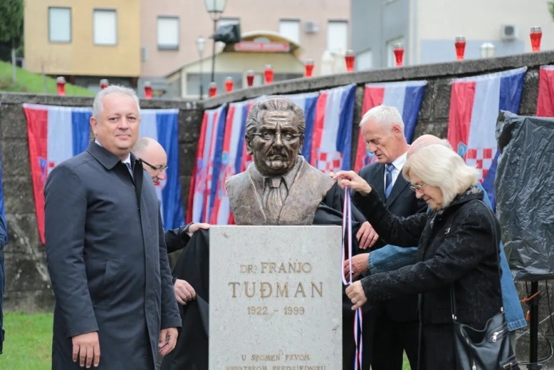 Spomenik dr. Tuđmanu u Križevcima