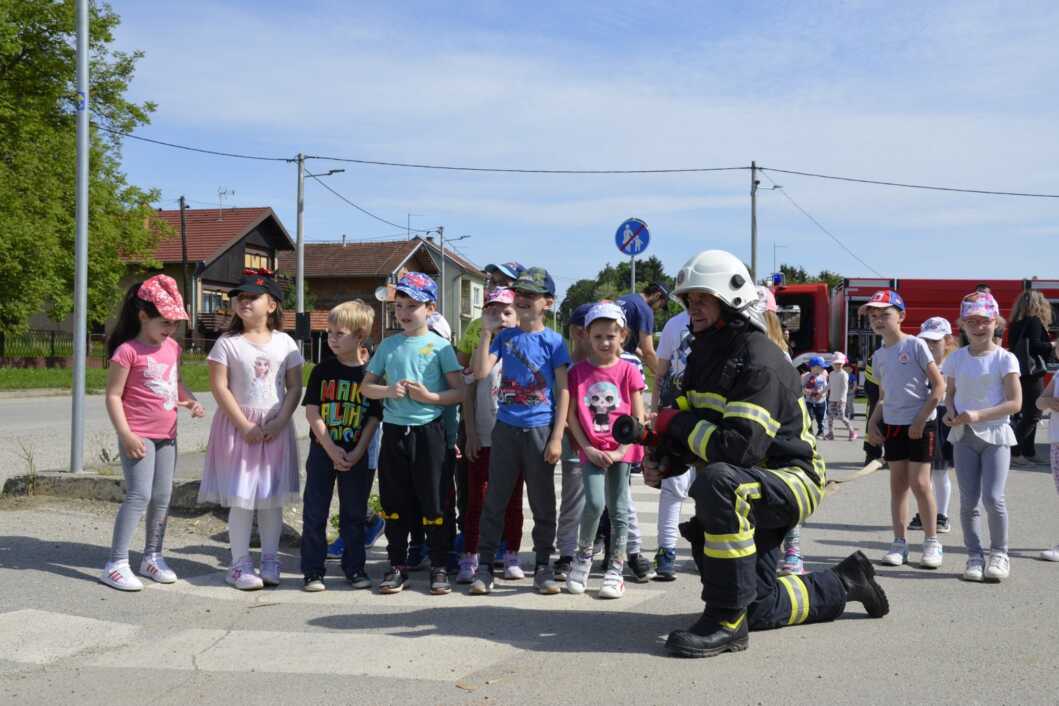 Vrtićarci u posjeti rasinjskim vatrogascima