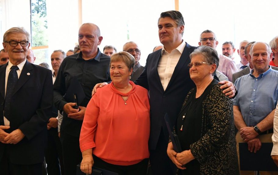 Zoran Milanović i dobrovoljne darivateljice krvi