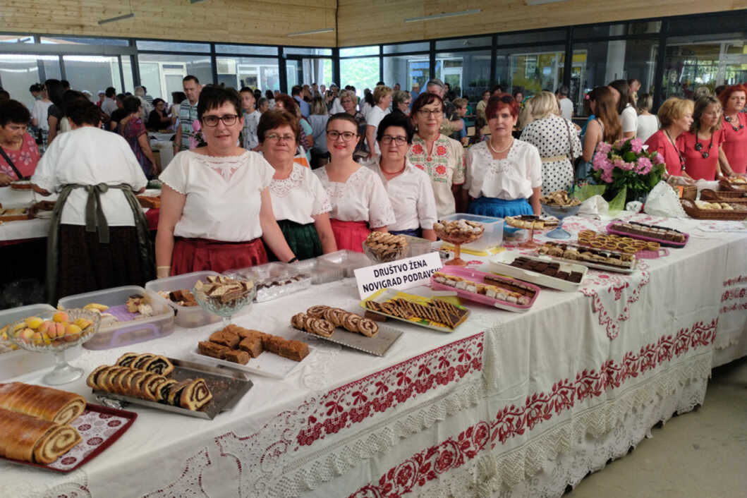 Članice Društva žena Novigrad Podravski na izložbi kolača u Đurđevcu
