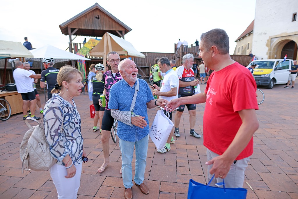 Sudionici Karavane prijateljstva ispred đurđevačke utvrde Stari grad