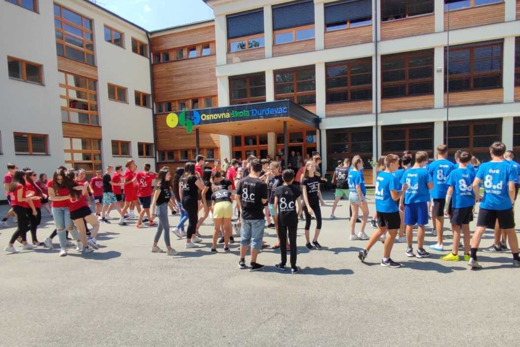 Završni ples osmaša ispred Osnovne škole Đurđevac