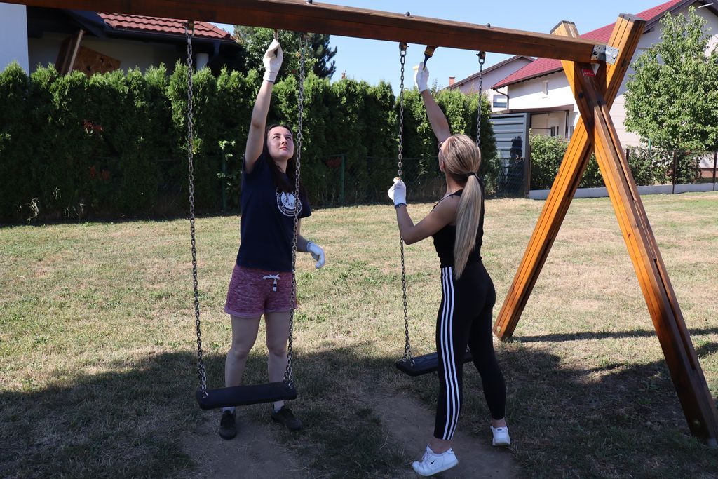 Studentice uredile dječje igralište u Omladinskoj ulici u Koprivnici