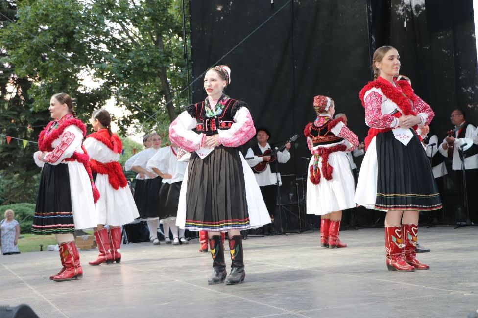 Folklorašice na pozornici