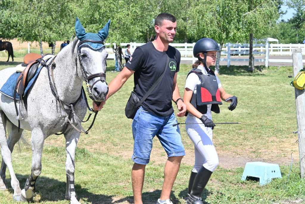 Klara Vucikuja na konjičkom turniru u Peterancu