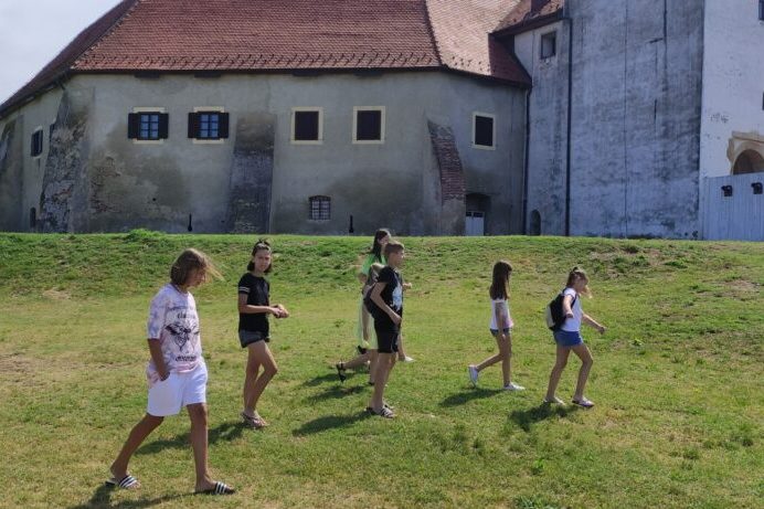 Djeca u obilasku utvrde Stari grad u Đurđevcu