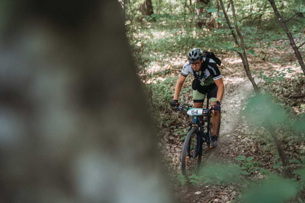 Vozač na šumskoj MTB utrci