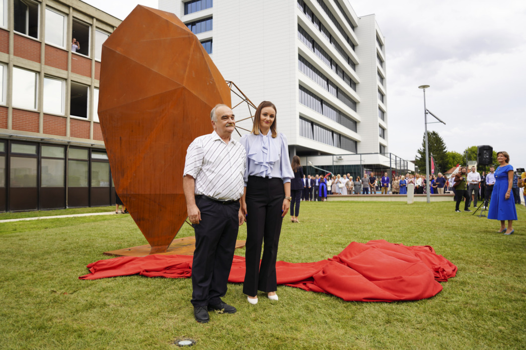 Podravkini zaposlenici Zlatko Varga i Iva Zvonar 'razotkrili' su skulpturu 'Začin života'