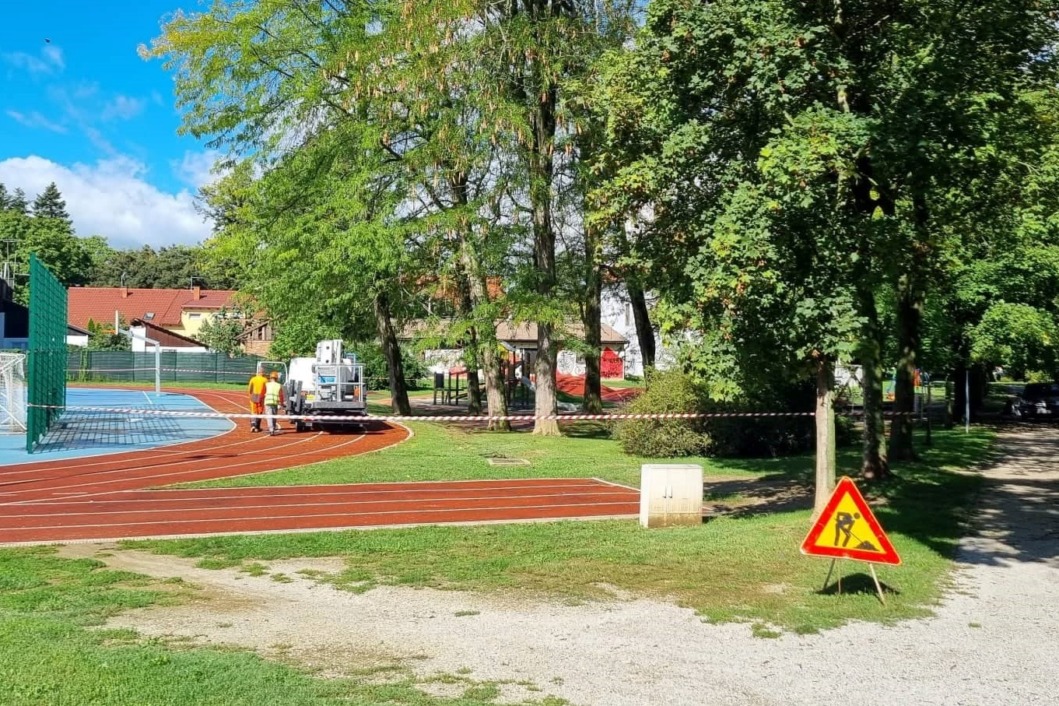 Orezivanje grana kod dječjeg igrališta u koprivničkom parku