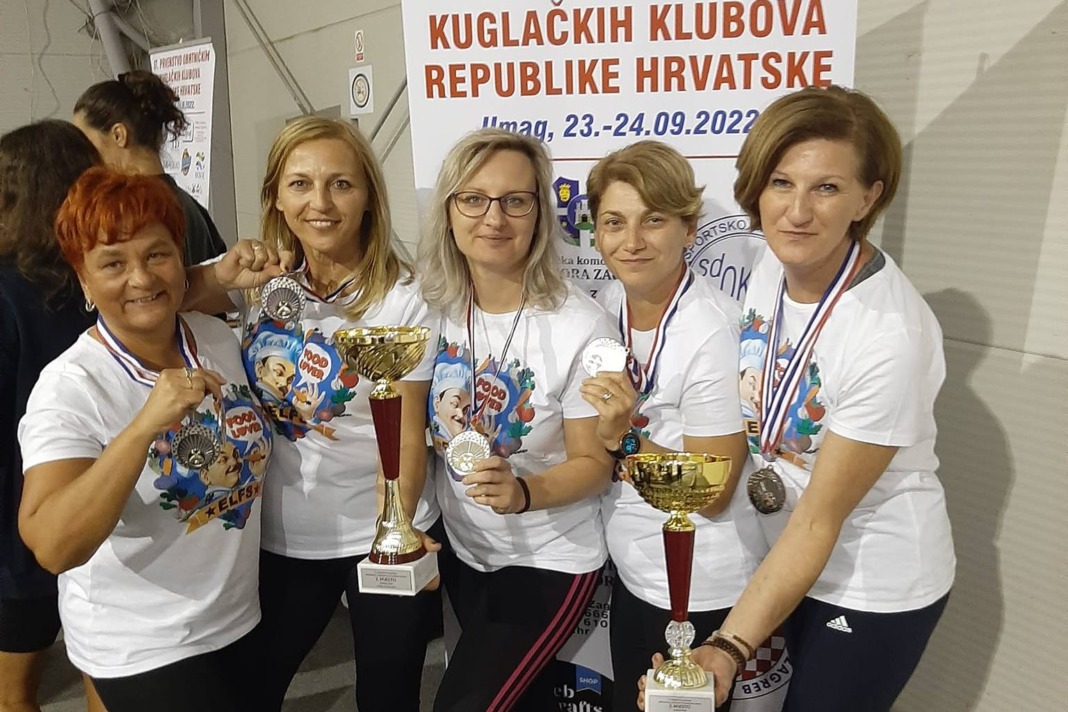 Koprivničke obrtnice s peharima i medaljama