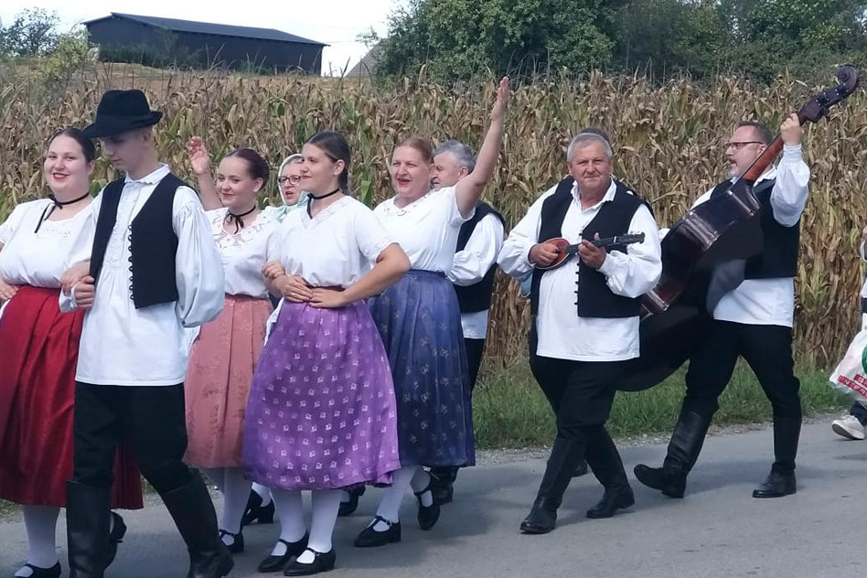 Članovi folklorne i tamburaške sekcije KUD-a Delovi