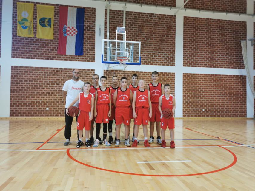 Mladi košarkaši đurđevačke Mladosti sa svojim trenerom