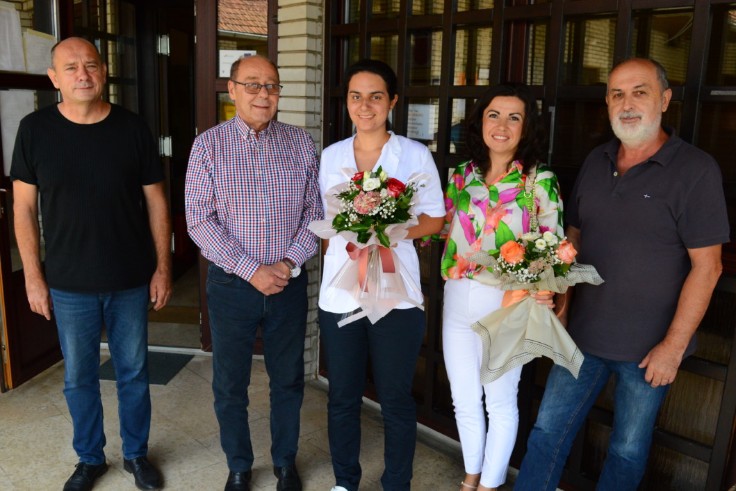 Krunoslav Belaj, Danimir Kolman, Mirjana Hanžeković i Zvonimir Fajfarić novoj liječnici uručili su cvijeće dobrodošlice