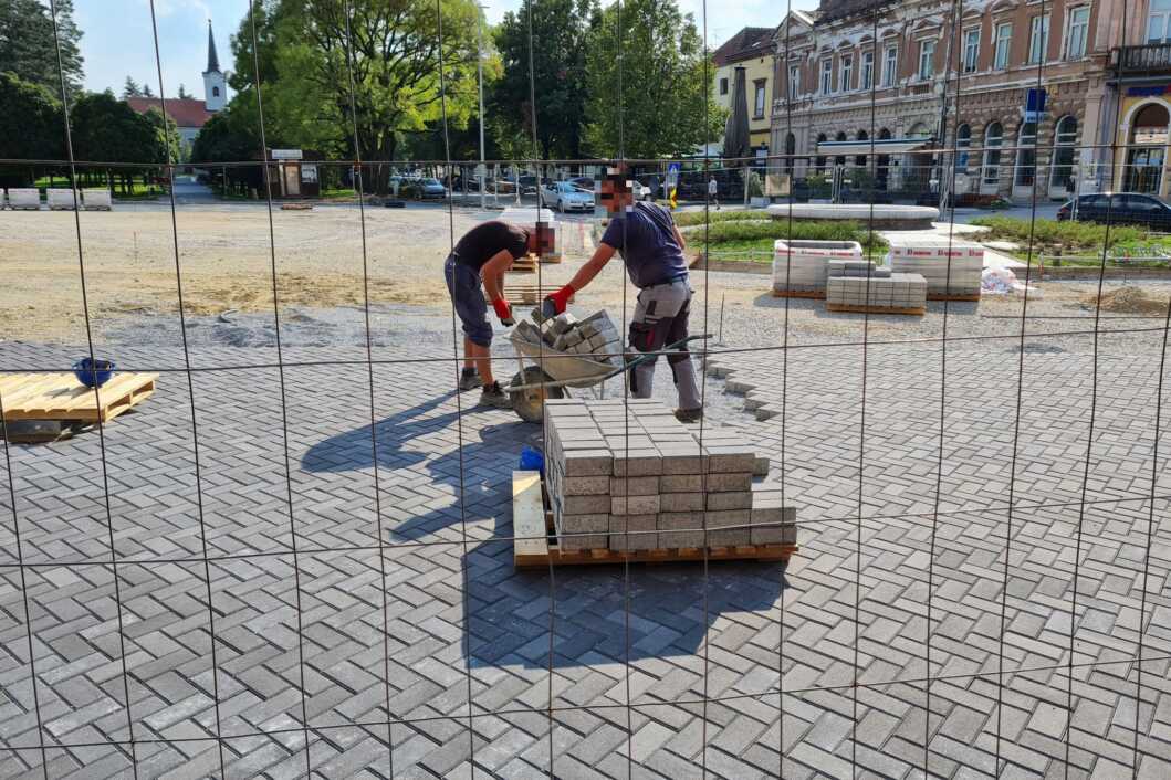 Radnici popravljaju loše postavljene tlakavce