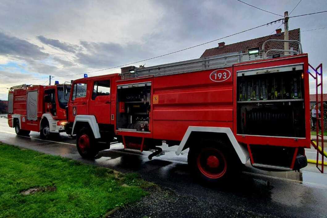 Vatrogasci/požar/vatrogasna vozila