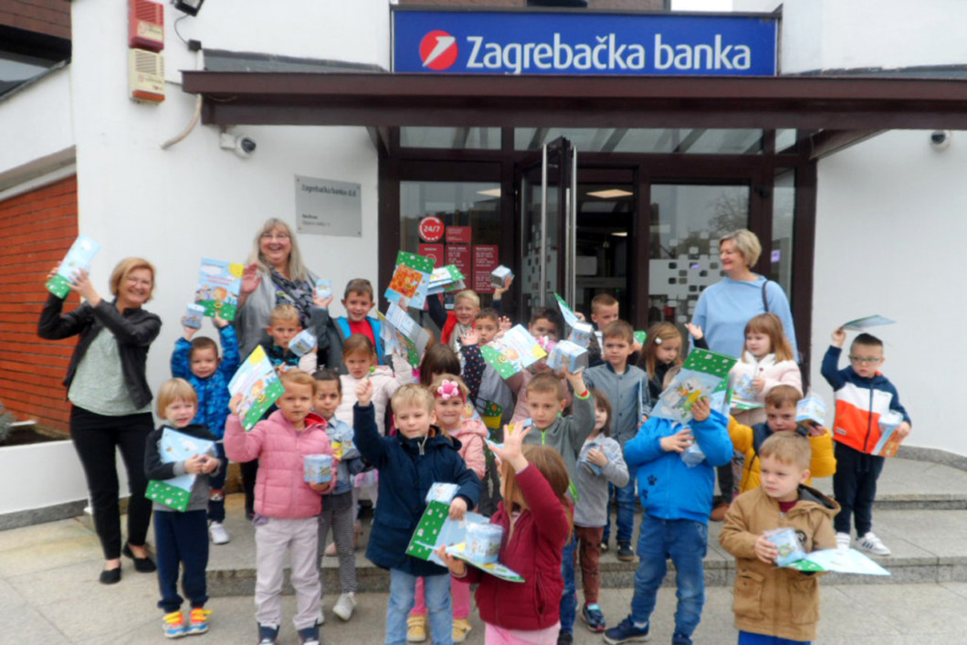 Mališani sa svojim odgojiteljicama ispred Zagrebačke banke