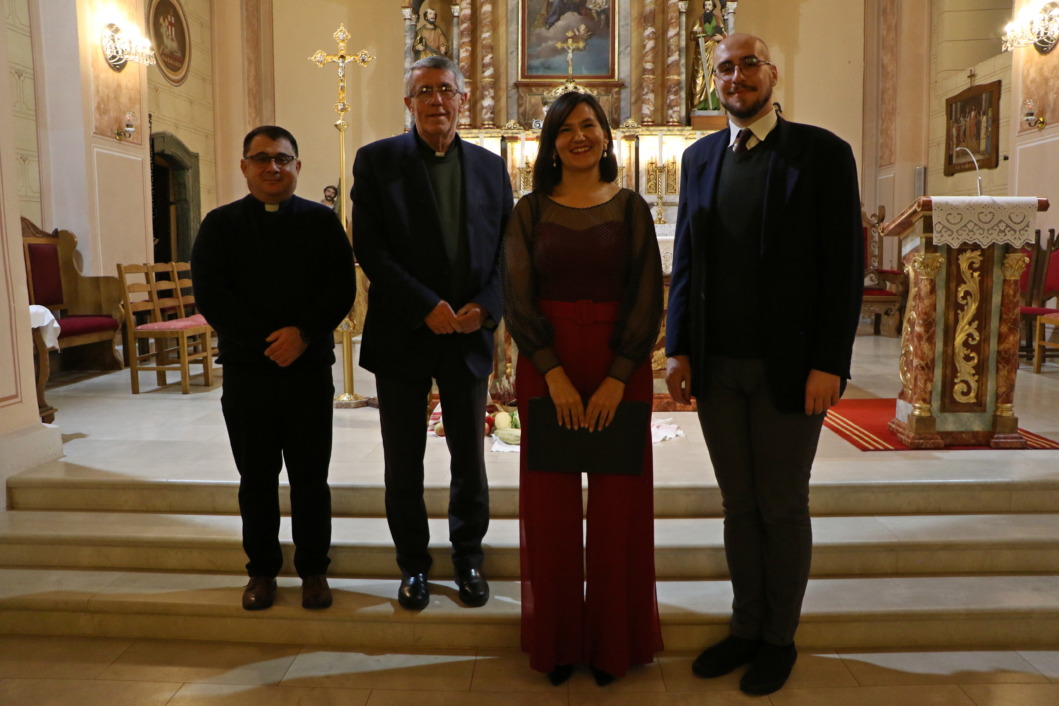 Župnici Tomislav Petrić i Leonard Markač, Gabrijela Deglin i Ivon Fabijanec