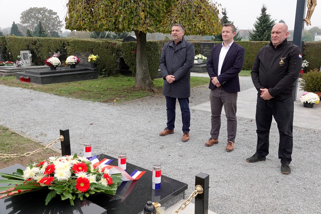 Otkrivanje spomenika hrvatskim braniteljima na đurđevačkom groblju