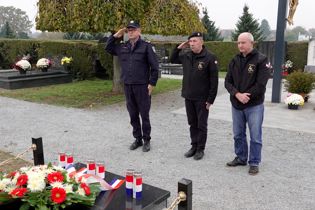 Otkrivanje spomenika hrvatskim braniteljima na đurđevačkom groblju