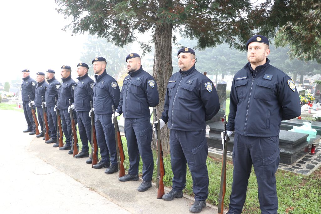  Polaganje vijenaca kod Križa života na koprivničkom groblju