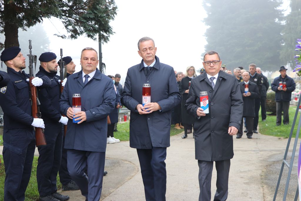  Polaganje vijenaca kod Križa života na koprivničkom groblju