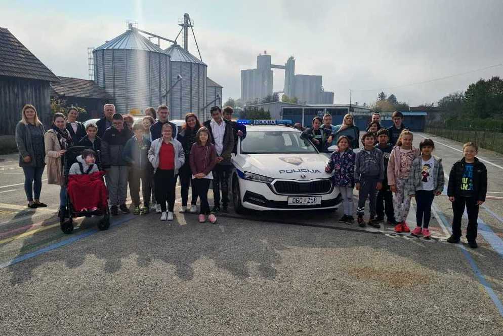 Učenici su se posebno razveselili policijskom autu kraj kojeg su i spremno pozirali