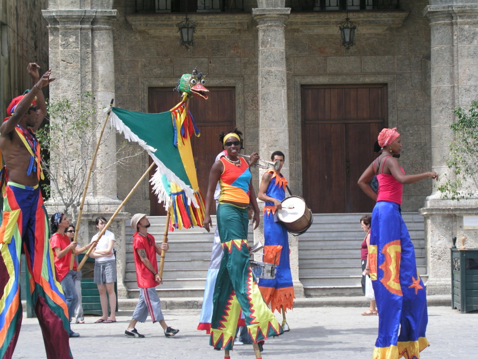 Grupe plesača po ulicama Havane