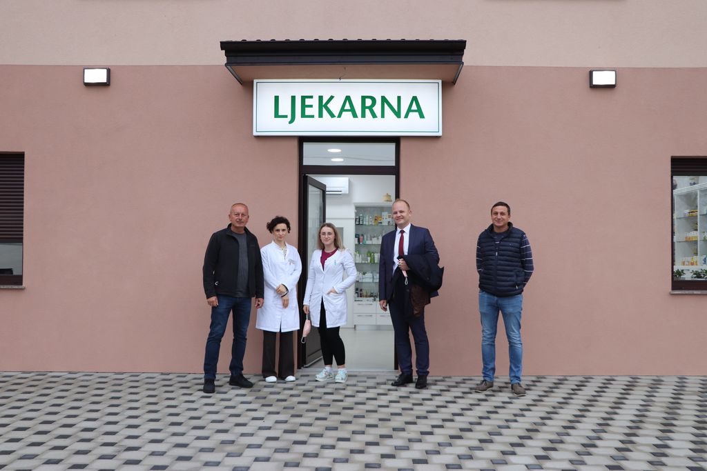 Goran Milanović, Mišel Jakšić i Darko Lončarek u društvu zaposlenica ljekarne u Reki