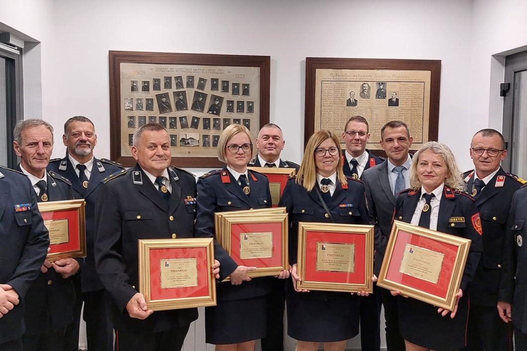 Zajednička fotografija nagrađenih vatrogasaca