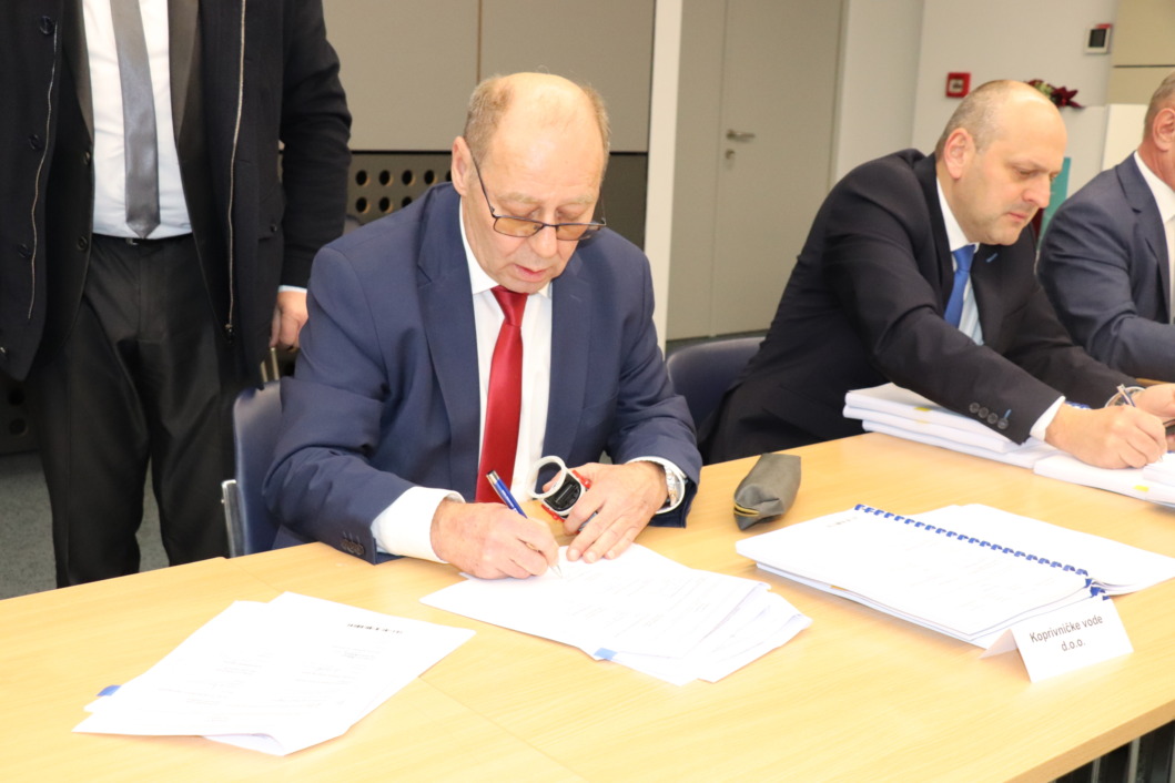 Danimir Kolman, načelnik Općine Rasinja, potpisuje ugovor