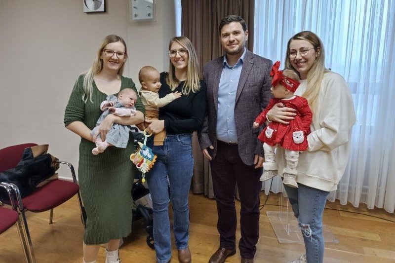 Darivanje beba u Križu