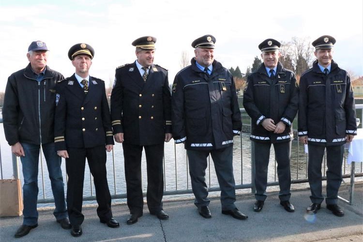 Susret hrvatske i slovenske policije na cestovnom mostu preko rijeke Mure