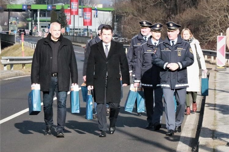 Susret hrvatske i slovenske policije  na cestovnom mostu preko rijeke Mure 