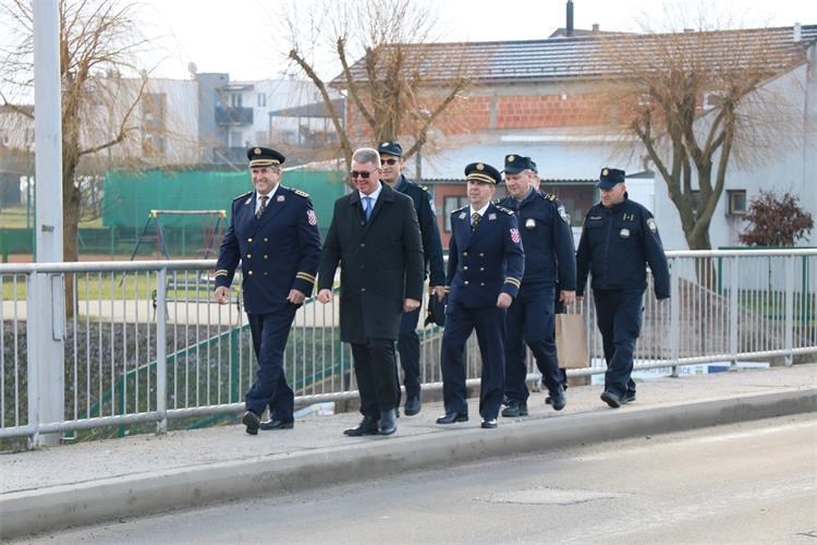 Susret hrvatske i slovenske policije  na cestovnom mostu preko rijeke Mure 