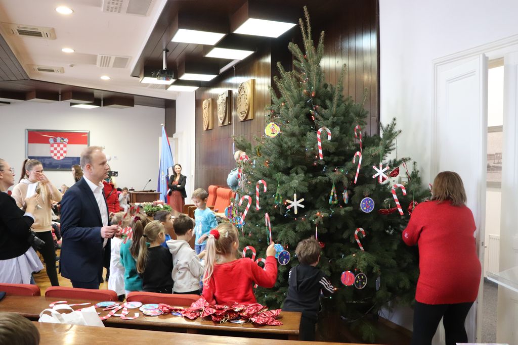 Kićenje božićne jelke u koprivničkoj Gradskoj vijećnici