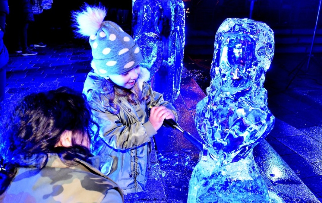 I mališani su pomagali umjetnicima u izradi ledenih skulptura