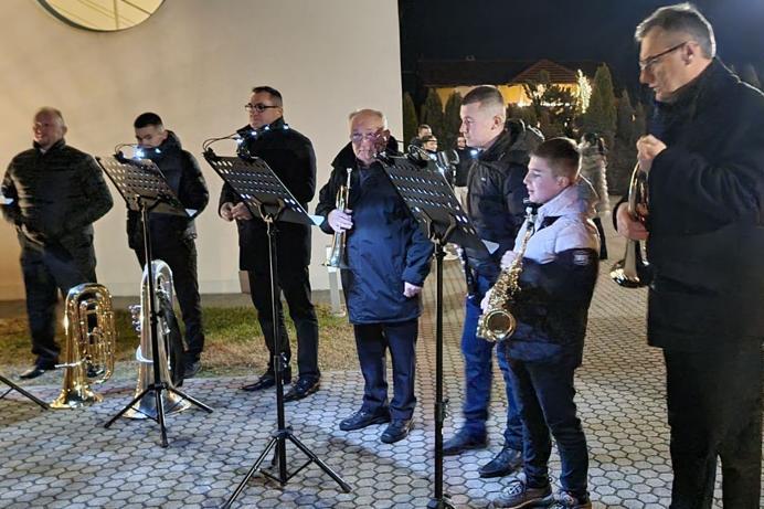 Obitelj Pehnec i Darko Bauch razveselili su župljane božićnim pjesmama