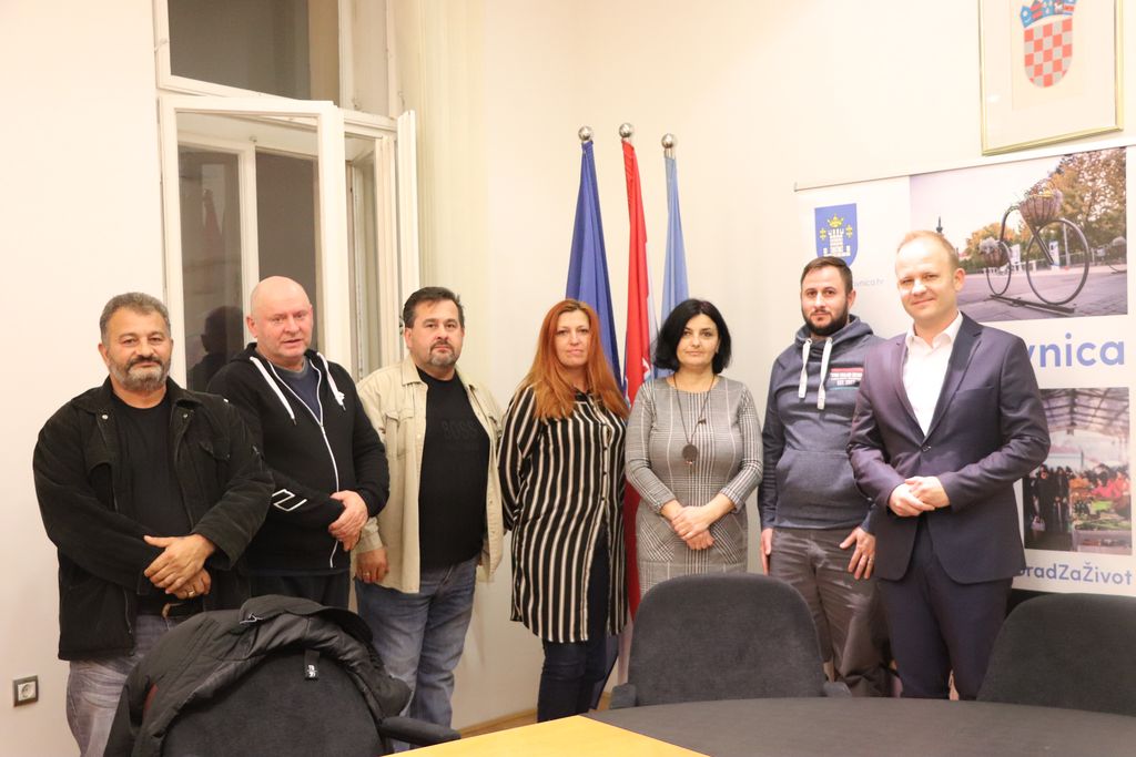 Članovi vijeća mjesnog odbora Reka s gradonačelnikom Jakšićem