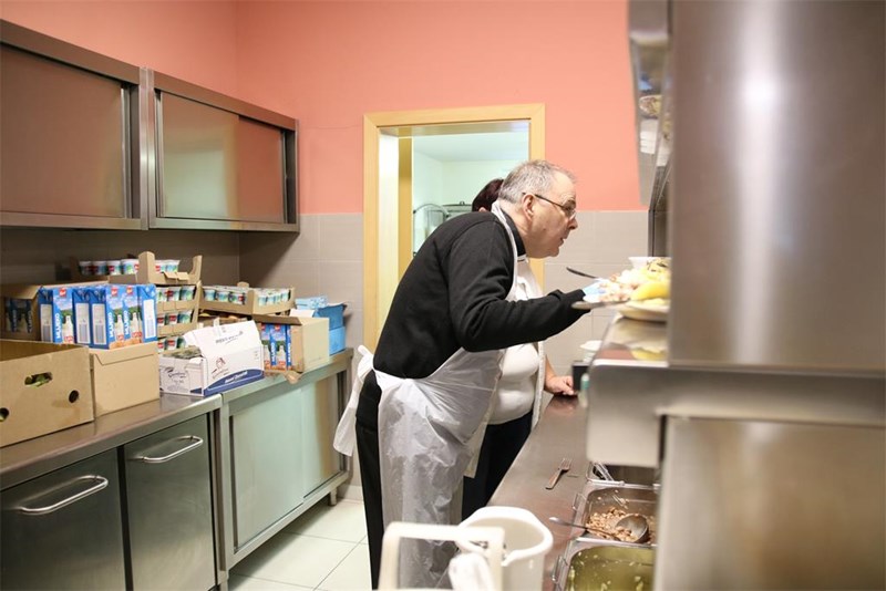 Biskup Radoš dijelio je hranu korisnicima pučke kuhinje u Varaždinu