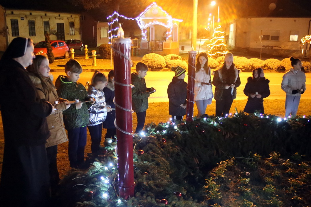 Paljenje adventske svijeće u Podravskim Sesvetama