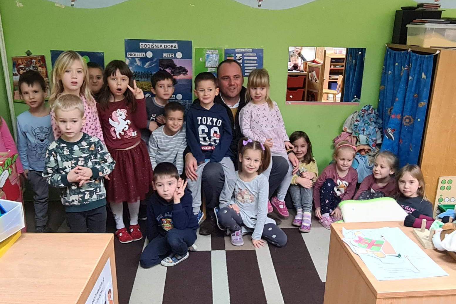 Načelnik Zoran Vrabelj i osnovnoškolci