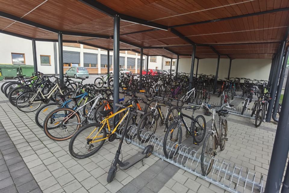 Bicikli ispred OŠ Đurđevac
