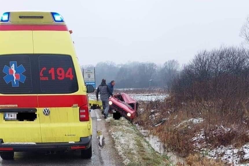 Automobil sletio s ceste i završio u odvodnom kanalu