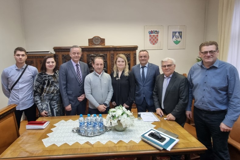 Sudionici potpisivanja ugovora o javnoj nabavi sustava za upravljanje skladištem u Ljekarni Koprivnica